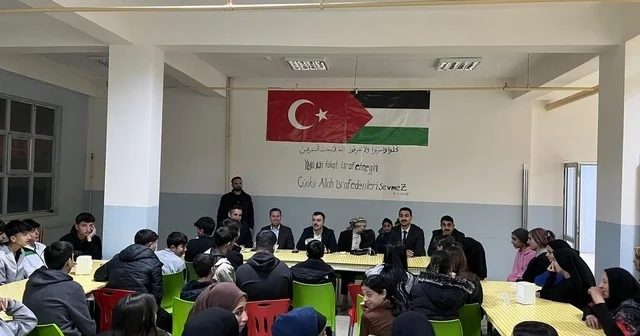 Dicle Kaymakamı Mustafa Atış, lise öğrencileriyle iftarda bir araya geldi Diyarbakır Haberleri