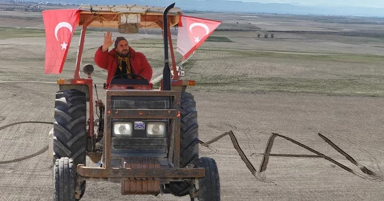 Aksaraylı çiftçiden tarlaya anlamlı yazı