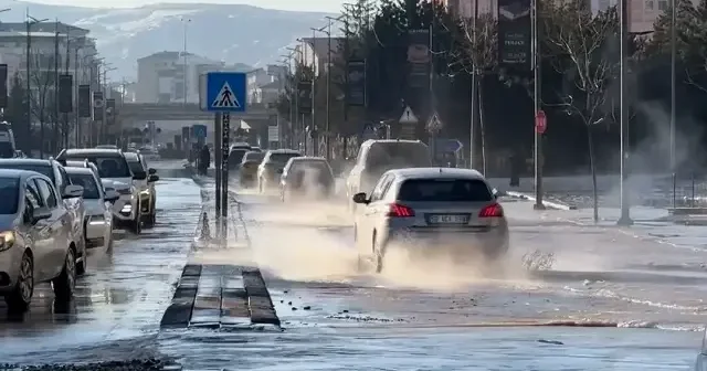 Sivas’ta ana su borusu patladı: Cadde göle döndü trafik aksadı VİDEO İZLE