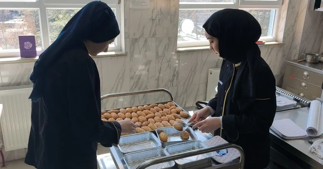 Kütahya da geleceğin aşçılarının pişirdiği yemekler iftar sofralarına ulaştırılıyor Kütahya Haberleri