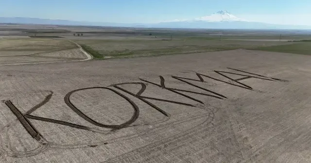 Aksaraylı çiftçi tarlasına traktörle korkma yazdı VİDEO İZLE