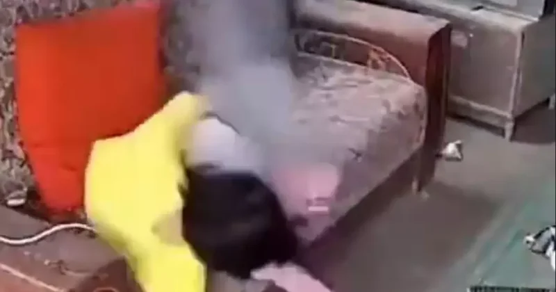 Küçük çocuğun elindeki telefon patladı