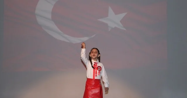 Küçük kız çocuğundan duygulandıran İstiklal Marşı performansı Erzincan Haberleri