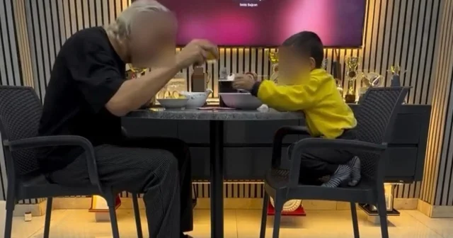 İzmir de oğlunu alkol masasına oturtan baba adli kontrolle serbest İzmir Haberleri