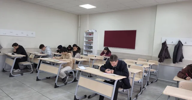 Sivas ta öğrenciler manevi ödül için ter döktü Sivas ta lise ve üniversite öğrencilerine yönelik umre ödüllü bilgi yarışması düzenlendi Sivas Haberleri