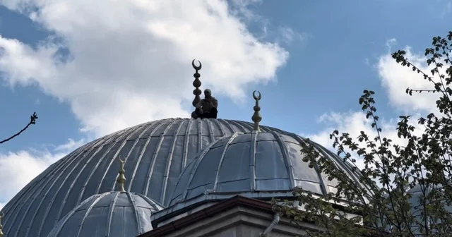 Caminin çatısına çıkan şahıs 2 saatlik çabanın sonunda ikna edilerek aşağı indirildi Denizli Haberleri