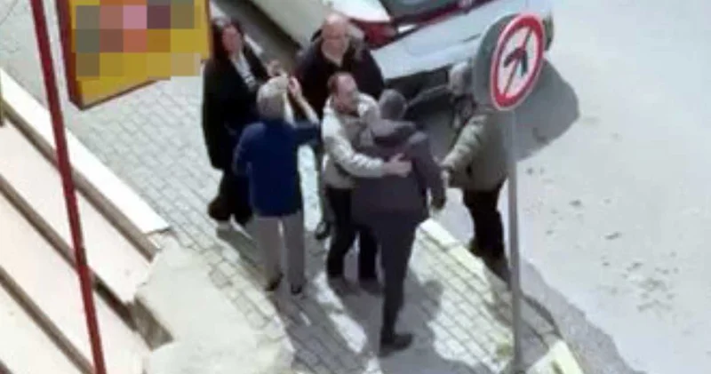 Avcılar’da yol ortasında kavga! Senlik bir şey yok dedi ortalık karıştı