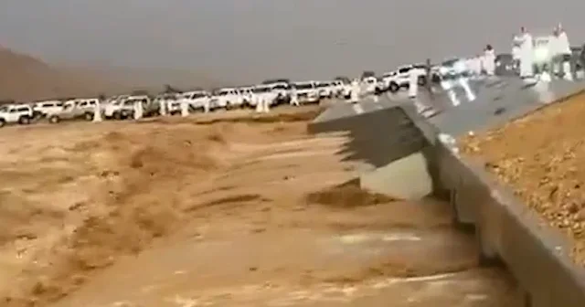 Kurak bölgede yağış rekoru: Suudi Arabistan daki Al Harik bölgesini sel vurdu VİDEO İZLE