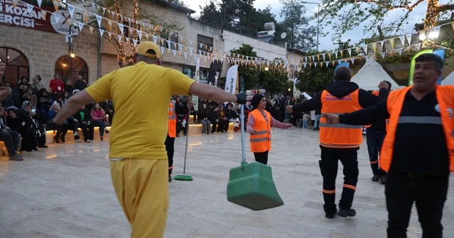 Festival alanını hem temizlediler hem eğlendiler Süpürge ve kürekle sahnede oynadılar, izleyenler neşelerine hayran kaldı Adana Haberleri