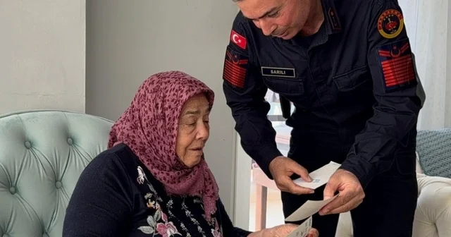 30 yıl önce şehit olan askerin silah arkadaşından şehit annesine duygulandıran ziyaret Mezarında dua edip annenin elini öptü, anneye oğlunun fotoğrafı ve kendisine yazdığı mektupları gösterdi Antalya Haberleri