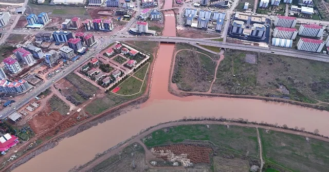 Fadlum Çayı Kızılırmak a rengini verdi Sivas ta ilginç doğa olayı her yıl olduğu gibi bu yıl da yinelendi, karların erimesiyle coşan Fadlum Çayı Kızılırmak a rengini verdi Sivas Haberleri