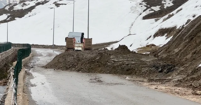 Yüksekova da heyelan: Pizok yolu 5 gündür tek şerit açık Hakkari Haberleri