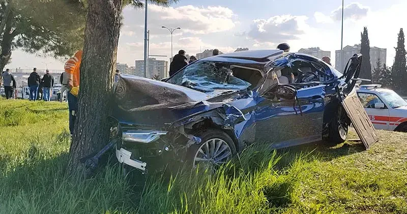 Bayrampaşa da otomobilin çarptığı kamyon devrildi; 1 i çocuk 7 yaralı