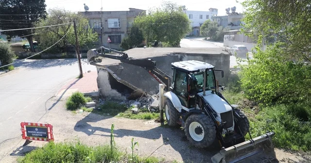 Akdeniz de tehlike saçan metruk yapılar yıkılıyor Mersin Haberleri