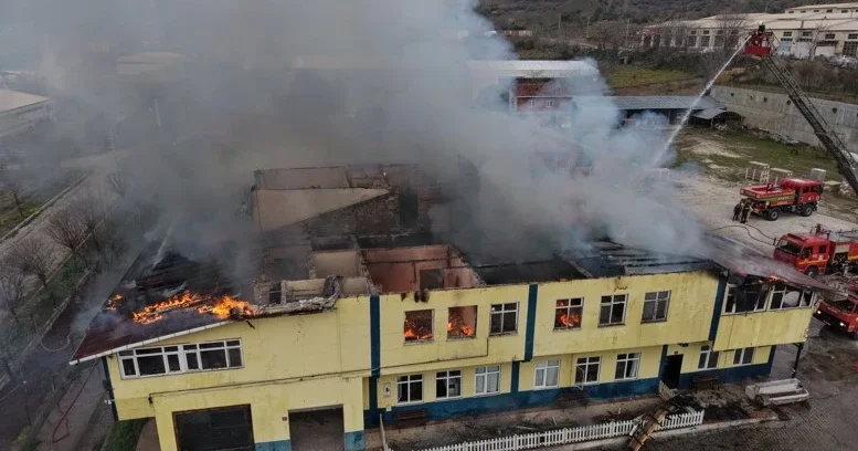 Kastamonu da fabrika yangını: Dumanlar gökyüzünü kapladı