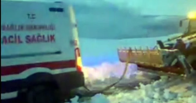 Hasta almaya giderken kara saplanan ambulansı, karla mücadele ekipleri kurtardı Bitlis Haberleri