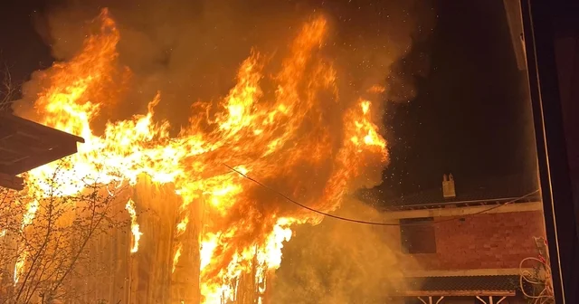Düzce de bir evde yangın çıktı: Alevler geceyi aydınlattı Düzce Haberleri