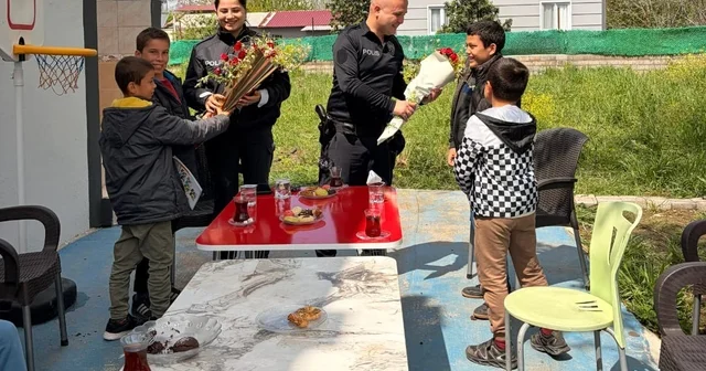 Osmaniye de özel öğrencilerden polislere çiçekli sürpriz Osmaniye Haberleri