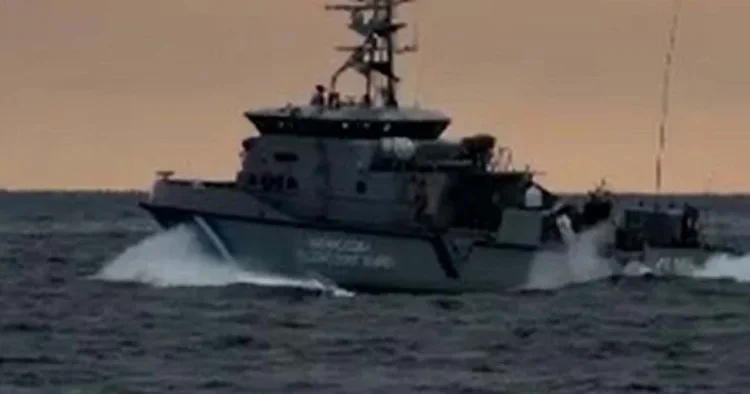 Vatandaş fark edince yardım istedi: Türk Sahil Güvenliği, Yunan unsurlarını böyle kovaladı Büyük, silahlı bir gemi yollamışlar