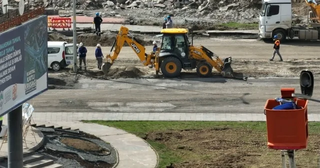 Büyükşehir de pazar günü de durmak yok: Kartal Katlı Kavşağı nda hummalı çalışma Kayseri Haberleri