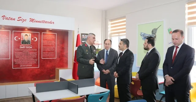 Sivaslı şehidin adı kütüphanede yaşatılacak Sivas ta Unutulmayan Kahramanlar Şehit Kütüphaneleri Projesi kapsamında açılan kütüphaneye Şehit İstihkam Uzman Çavuş Ümit Üzüm ün adı verildi Sivas Haberleri