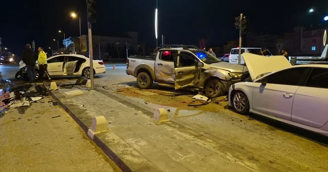 Pikap ile otomobilin çarpıştığı kazada ortalık savaş alanına döndü: 6 yaralı Karaman Haberleri