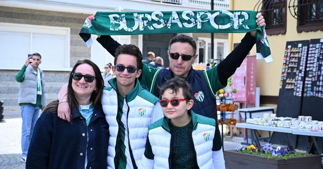 Maç için Eskişehir e gelen Bursaspor taraftarı, kentin turistik yerlerine akın etti Bursaspor taraftarları her iki takımı da Süper Lig de görmek istiyor Eskişehir Haberleri