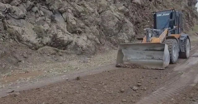 Elazığ da heyelan nedeniyle kapanan köy yolu yeniden ulaşıma açıldı Elazığ Haberleri