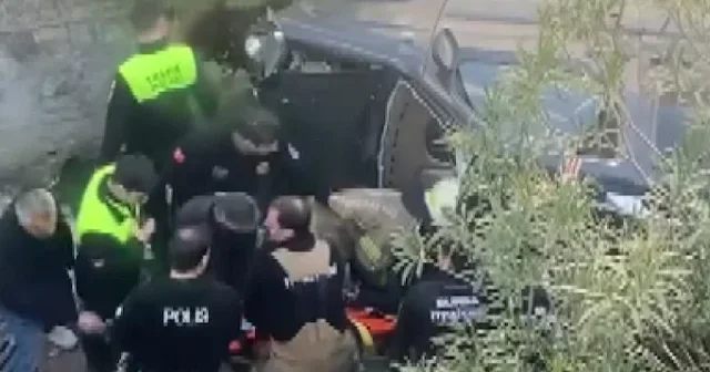 Bursa da film sahnelerini aratmayan kaza: Yan yatan araçta sıkışan yaralıyı itfaiye kurtardı VİDEO İZLE