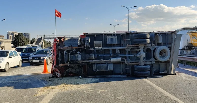 Trafikte makas faciası! Çarptığı kamyonu devirip, ağaca daldı Sözcü Gazetesi