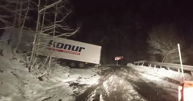 Ardahan Artvin karayolunda kayan tır yolu kapattı, onlarca araç mahsur kaldı Kars Haberleri