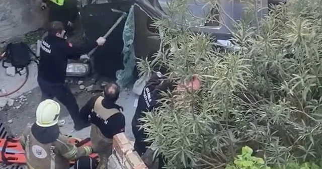 Merdivenlerden düşüp yan yatan araçta sıkışan yolcuyu itfaiye kurtardı; o anlar kamerada Bursa Haberleri