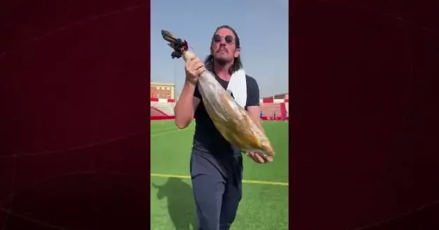 İspanya da infial yaratan görüntüler! Kulüp başkanı Müslüman oyuncuları domuz etiyle kovaladı