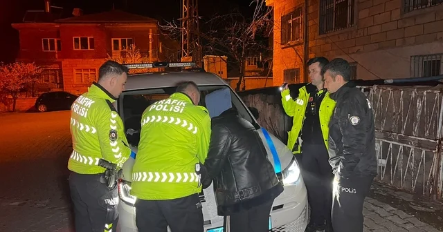 Nevşehir de İlginç Olay: Kaza sonrası, Arkadaşı aracı kaçırdı Alkollü sürücü kendisini görüntüleyen gazeteciye küfür ederek tehditler savurdu Nevşehir Haberleri