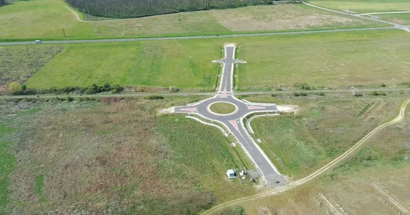 Tarlanın ortasına kavşak inşa ettiler: Hiçbir işe yaramıyor Sözcü Gazetesi