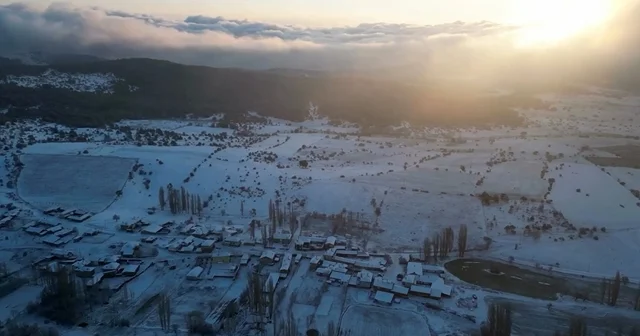 Nisan yağan kar mahalleyi beyaz örtü ile kapladı Eskişehir Haberleri