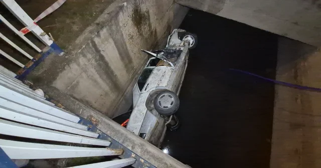 Eskişehir de kontrolden çıkan otomobil sulama kanalına uçtu: 2 yaralı Eskişehir Haberleri