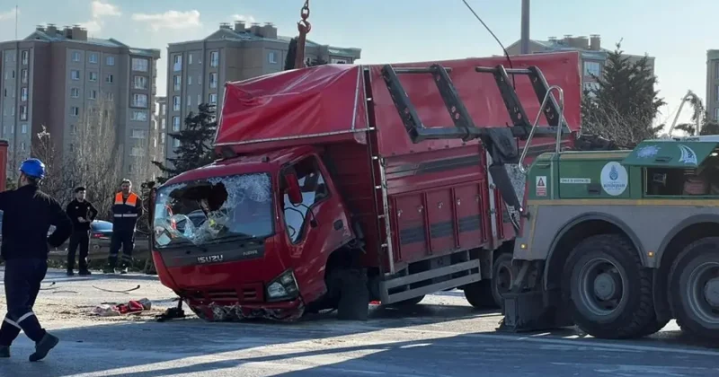 Esenler de makas atarak ilerleyen otomobil kamyonete çarptı: 6 yaralı
