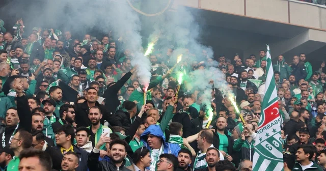 Bursaspor taraftarı Eskişehir tribünlerinde renkli görüntüler oluşturdu Eskişehir Haberleri