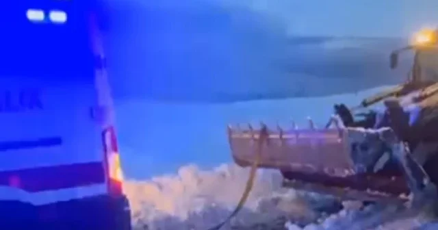 Bitlis’te zamana karşı yarış kamerada: Kara saplanan ambulans iş makineleriyle kurtarıldı VİDEO İZLE