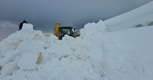 Aydınlar beldesinde karla mücadele devam ediyor Bitlis Haberleri