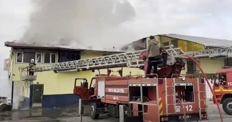Tosya da tekstil fabrikası alevlere teslim oldu