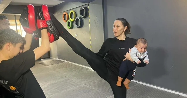 Dünya şampiyonu kick boks antrenörü, ders verdiği salonda çocuklarını büyütüyor İzmir Haberleri