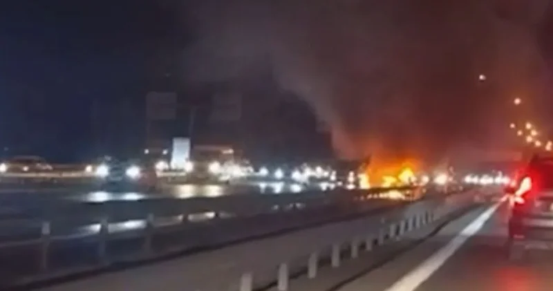 Ümraniye de seyir halindeki otomobilde yangın