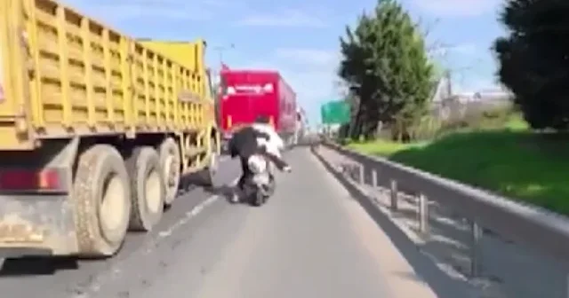 Ataşehir de seyir halindeki motosiklette çıkan ölümcül kavga kask kamerasında VİDEO İZLE