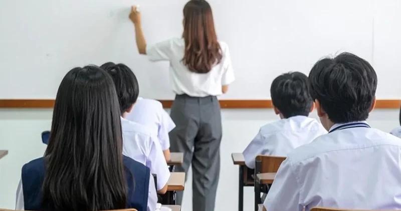 Öğretmenin kızı öğrenemeyince müfredat yavaşladı iddiası: Veliler ayakta