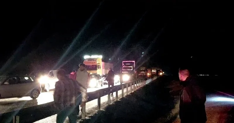 Erzurum da tır yan yattı: Yol trafiğe kapandı Gündem Haberleri