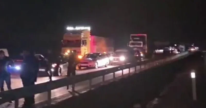 Erzurum’da jandarma aracının da karıştığı zincirleme kaza meydana geldi: İki asker yaralandı Gündem Haberleri