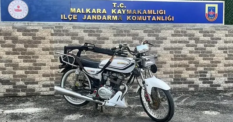Tüfek ve motosikleti sanal medyada ikisi de ruhsatsız notuyla paylaşan 2 kişiye gözaltı
