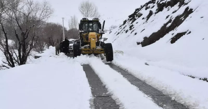 Bitlis’te Nisan ortasında kar mesaisi devam ediyor